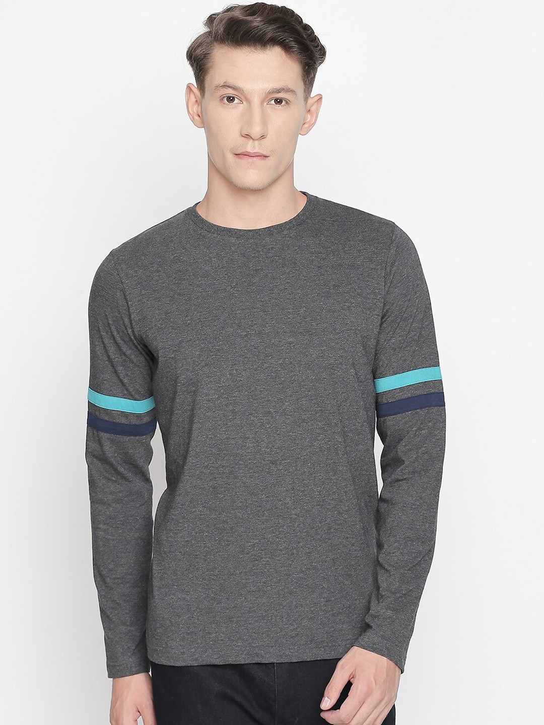 

Basics Men Grey Solid Round Neck T-shirt