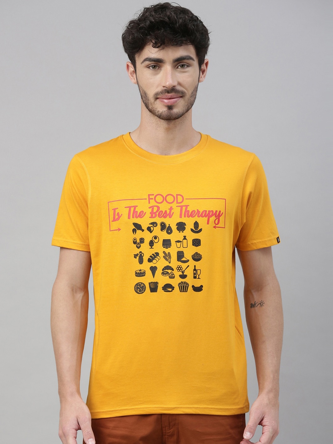 

Bushirt Men Mustard Yellow Black Printed Round Neck Cotton Pure Cotton T-shirt