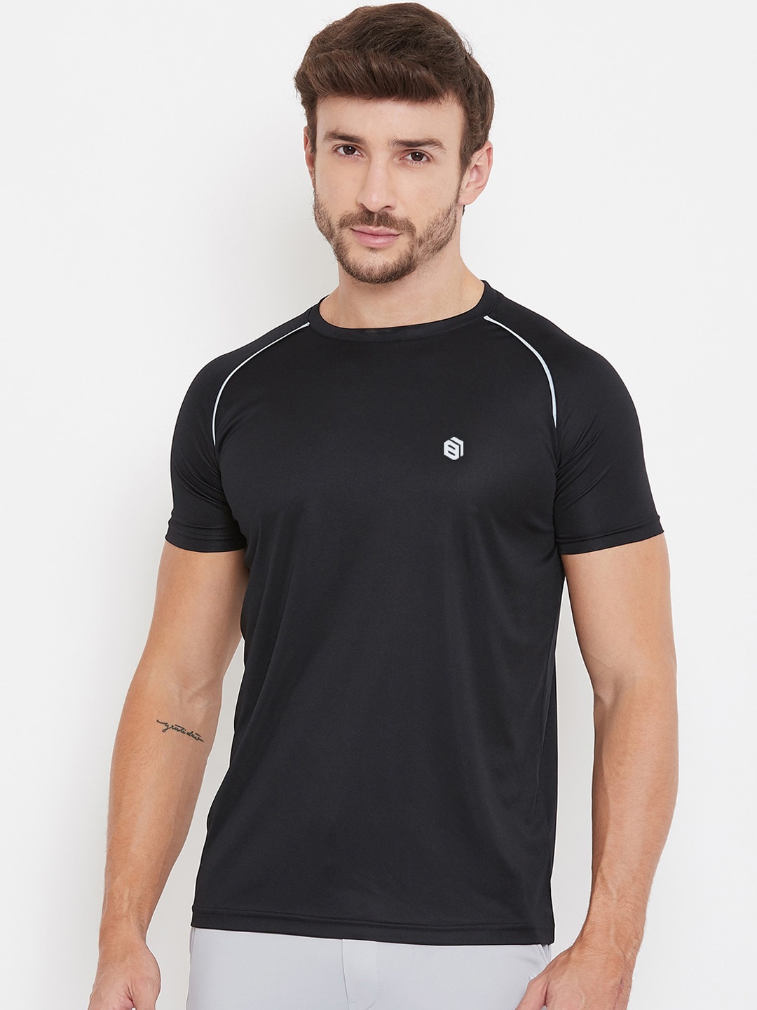 

Bishop Cotton Men Black Solid Round Neck T-shirt