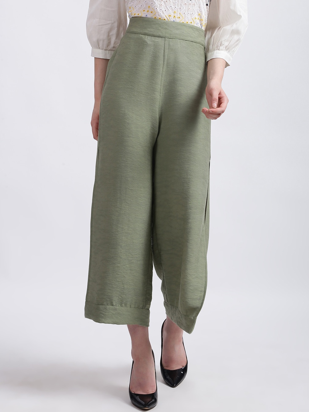 

Zink London Women Green Solid Parallel Trousers