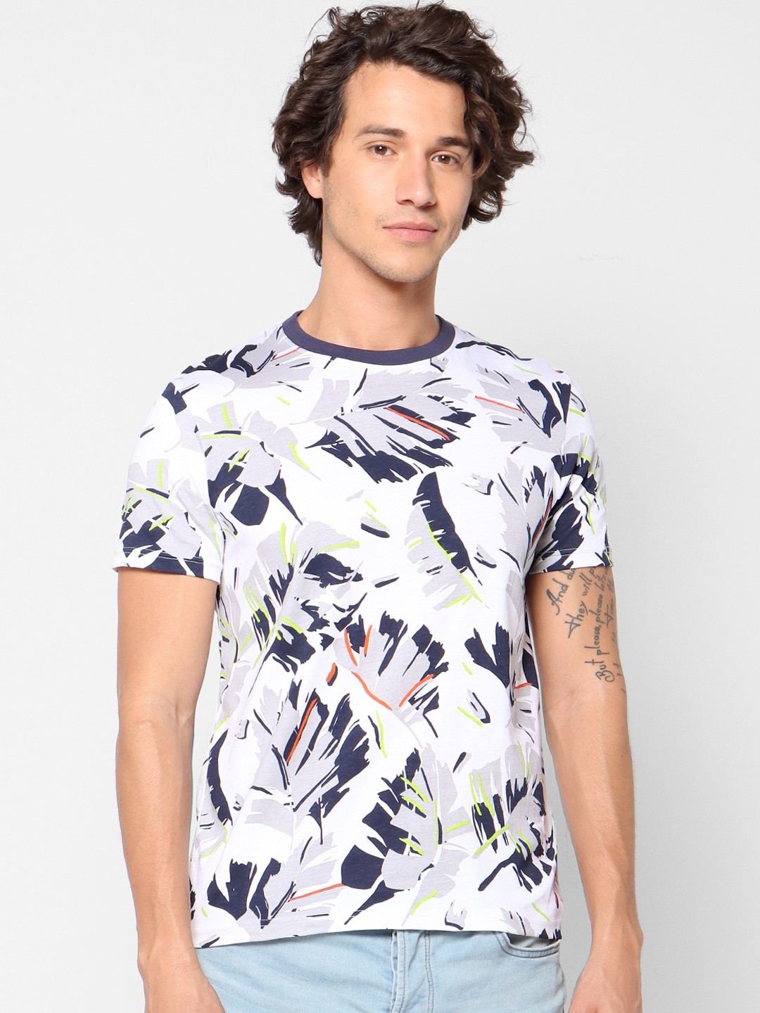 

Celio Men White & Blue Printed Round Neck Cotton T-shirt