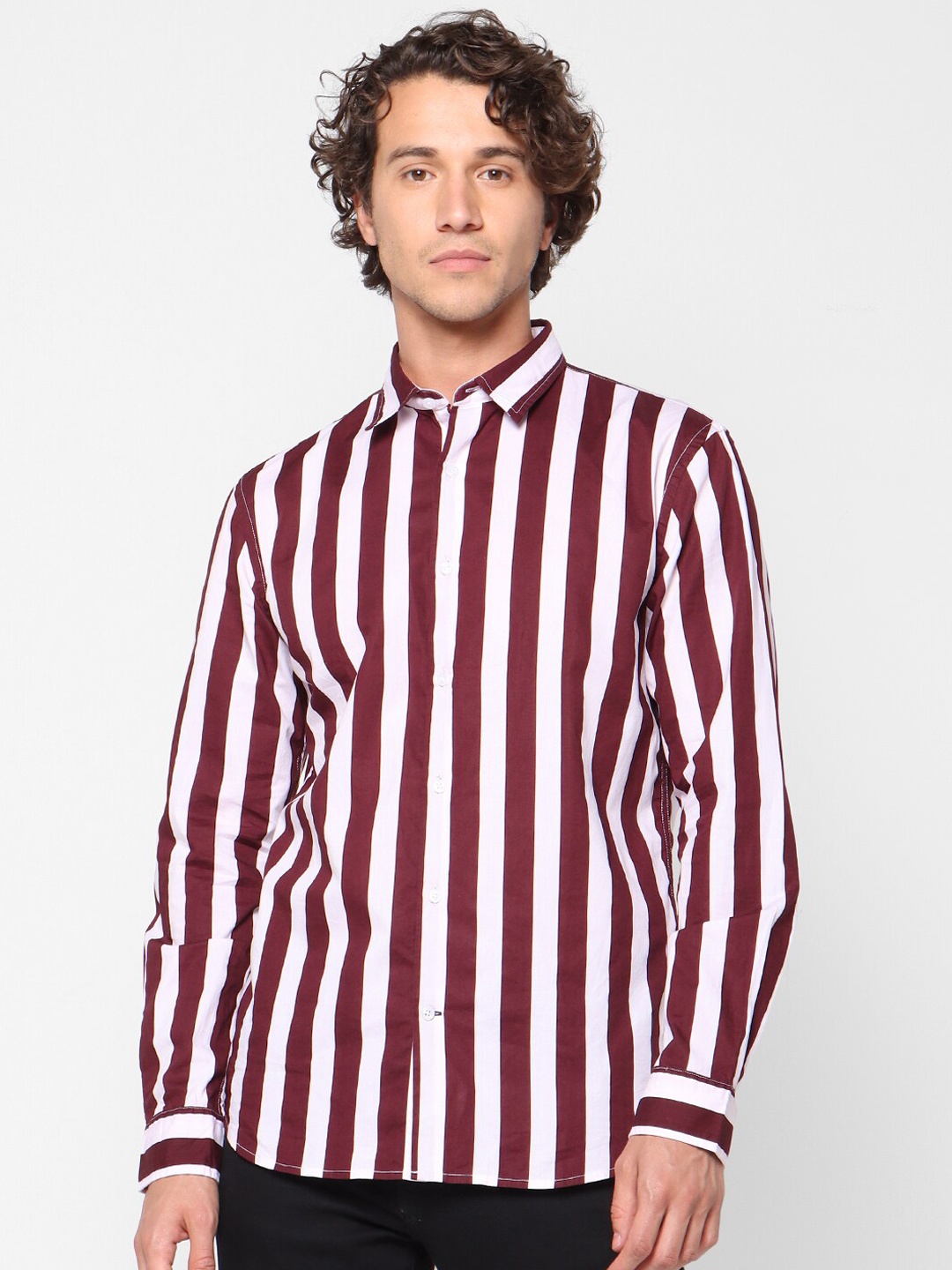 

Celio Men Burgundy & White Regular Fit Striped Casual Shirt