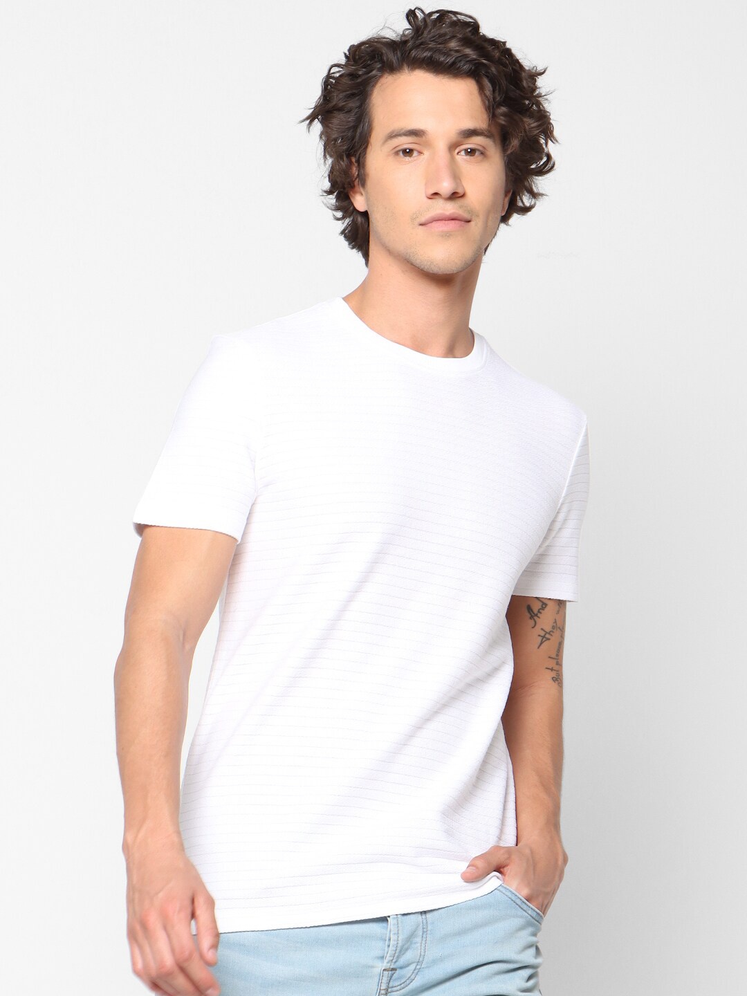 

Celio Men White Striped Round Neck T-shirt