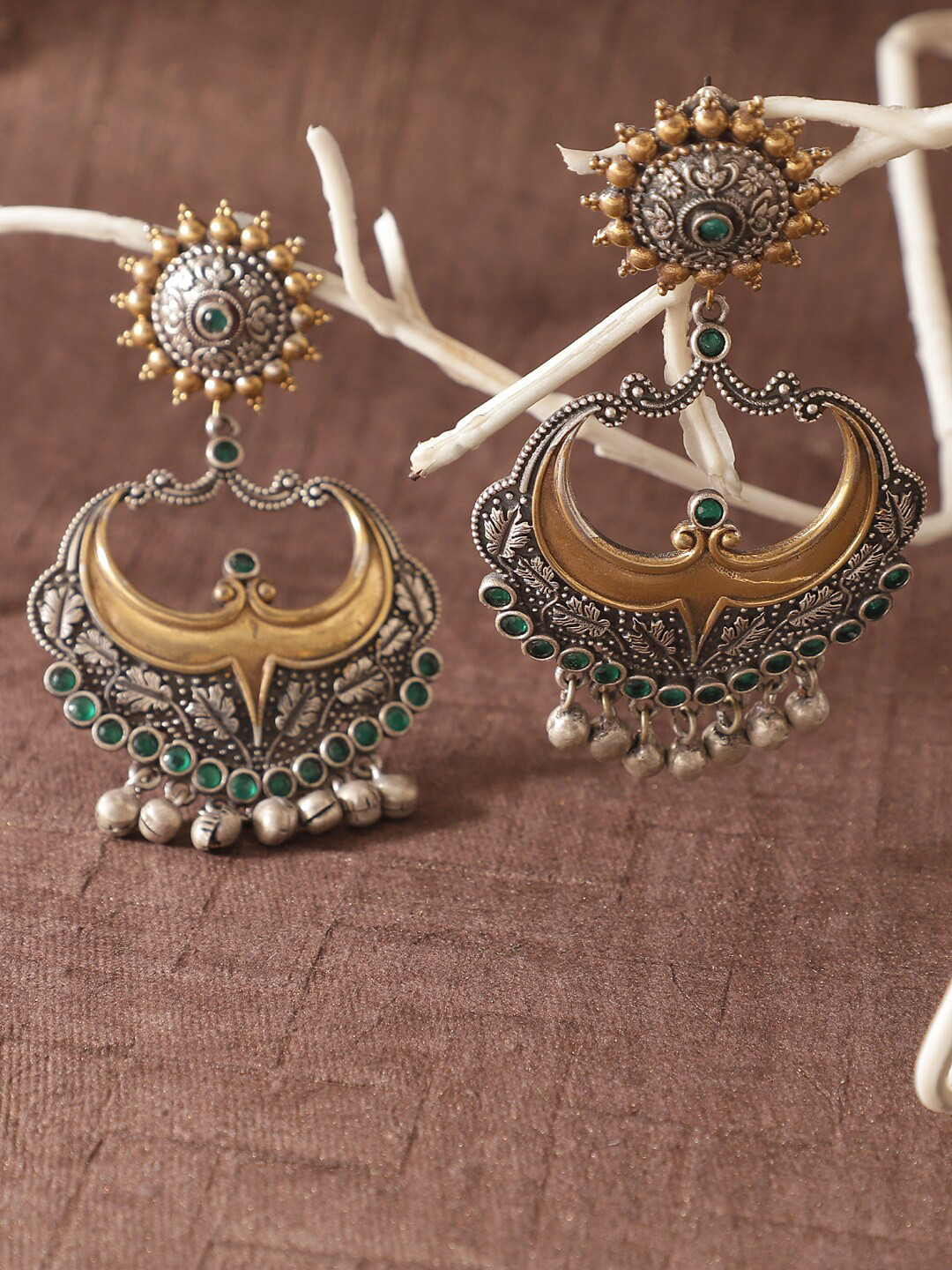 

XAGO Green & Gold-Toned Oxidised Silver-Plated Stone-Studded Crescent Shaped Chandbalis