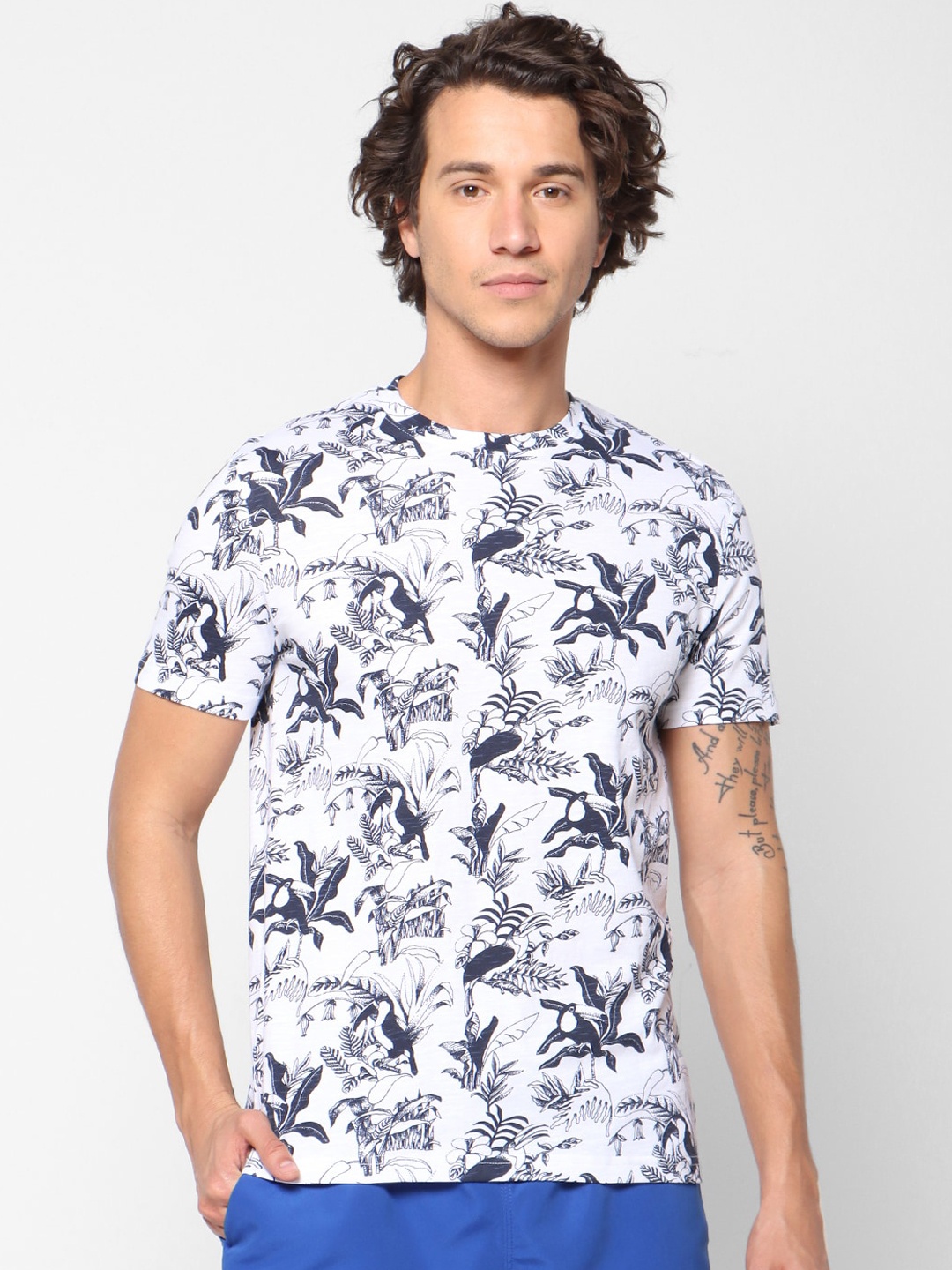 

Celio Men White & Navy Blue Pure Cotton Floral Printed T-shirt