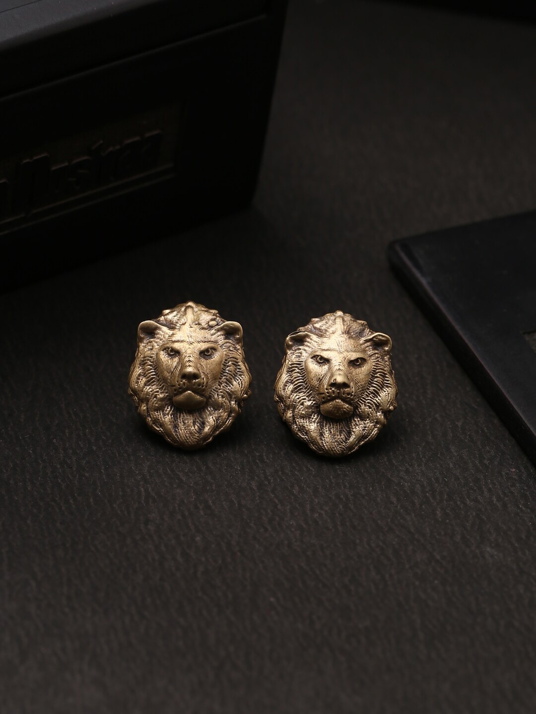 

COSA NOSTRAA Men Antique Gold-Toned Lion King Collar Tips Accessory Gift Set