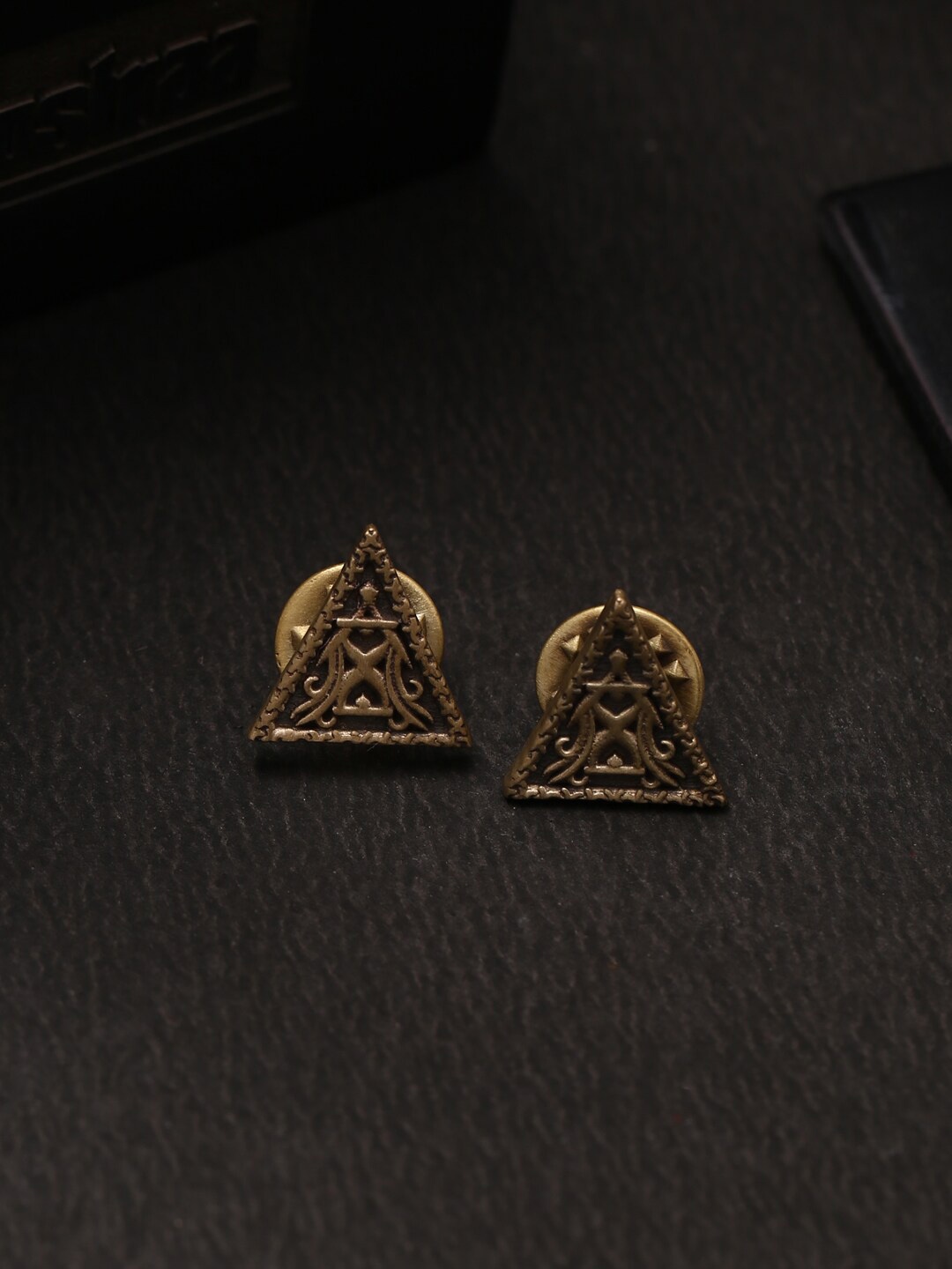 

COSA NOSTRAA Men Gold-Toned Triangle Shield Collar Tips Accessory Gift Set