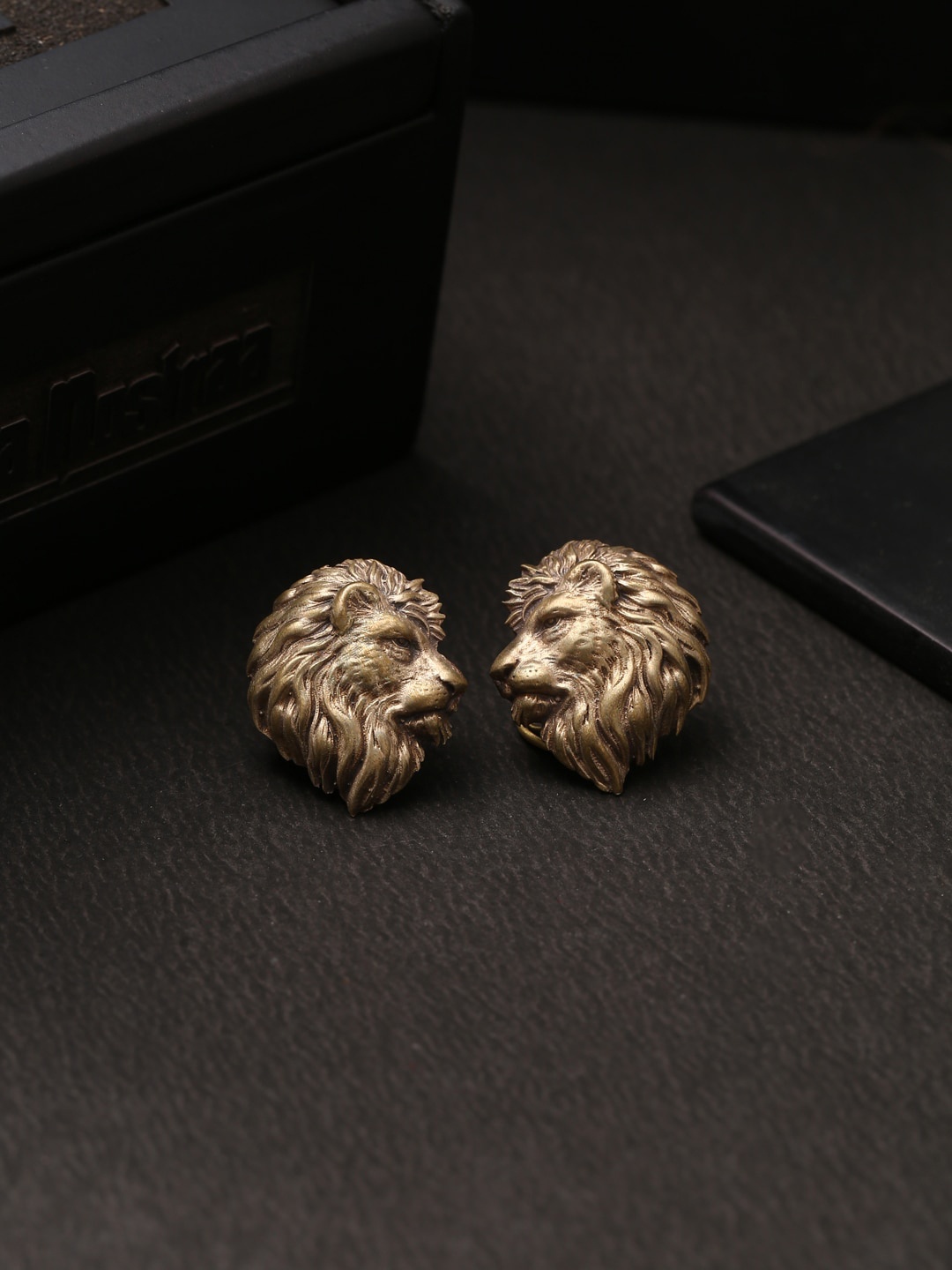 COSA NOSTRAA Men Antique Gold-Toned Leo Collar Tips Accessory Gift Set