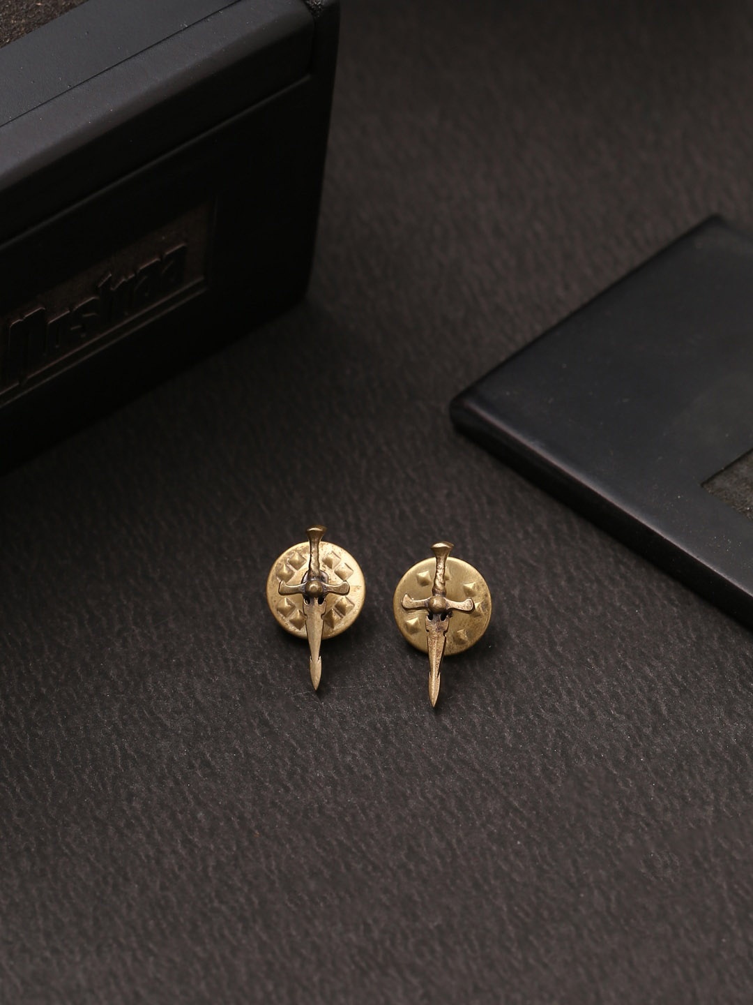 

COSA NOSTRAA Men Gold-Toned Vintage Sword Collar Tips Accessory Gift Set