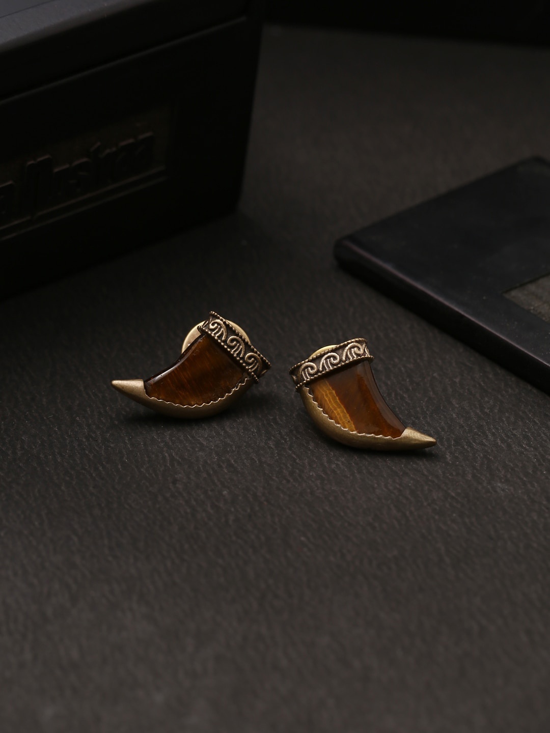 COSA NOSTRAA Men Gold-Toned & Brown Tiger Eye Collar Tips Accessory Gift Set