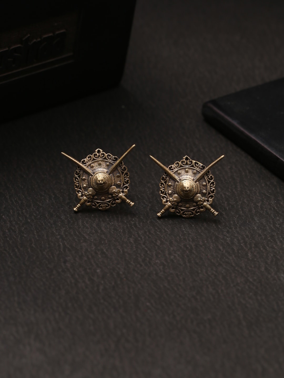 

COSA NOSTRAA Men Antique Gold Shield & Sword Collar Tips Accessory Gift Set