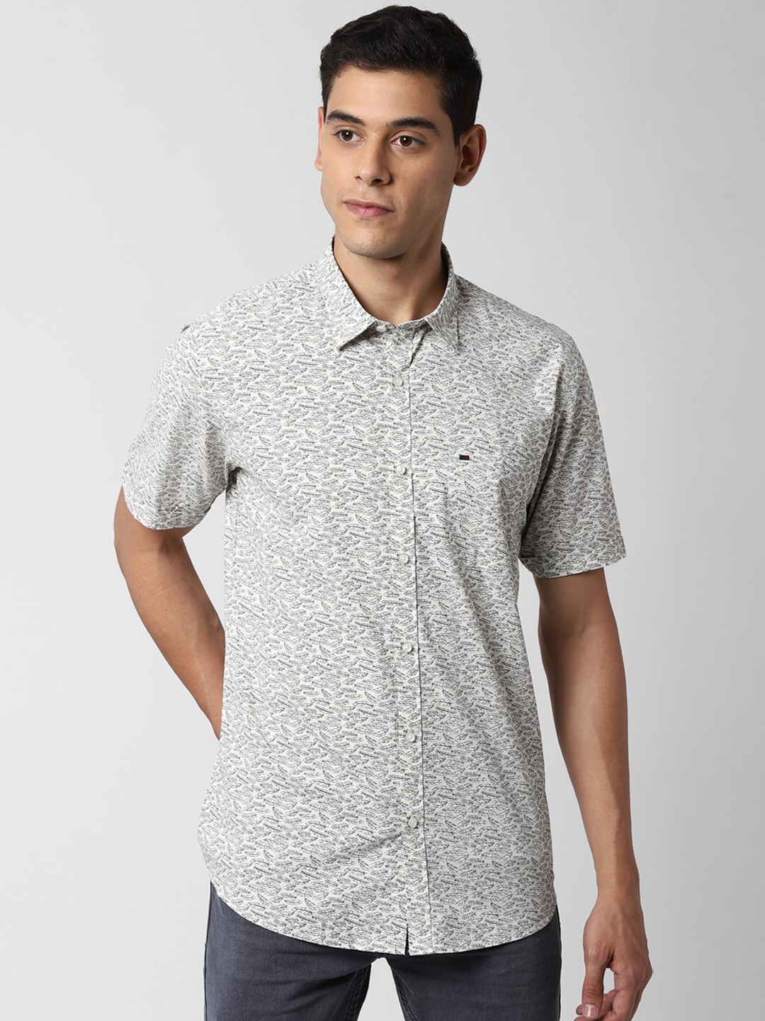 

Peter England Casuals Men White & Black Slim Fit Printed Pure Cotton Casual Shirt