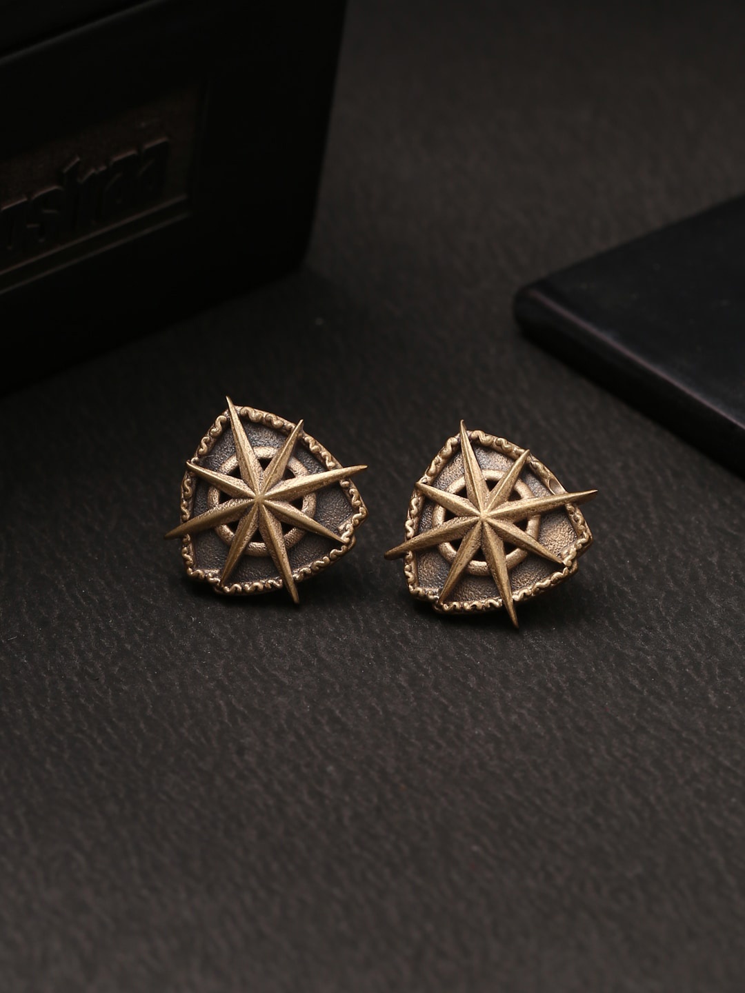 

COSA NOSTRAA Men Antique Gold Vintage Shield Collar Tips Accessory Gift Set