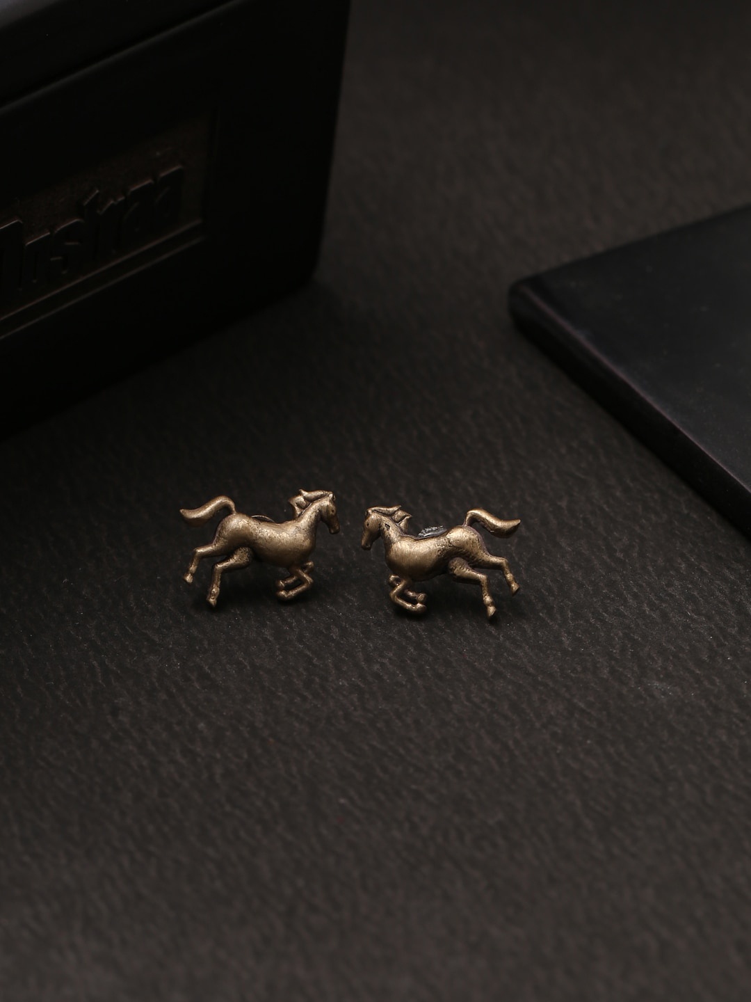 

COSA NOSTRAA Men Gold-Toned Stallion Collar Tips Accessory Gift Set