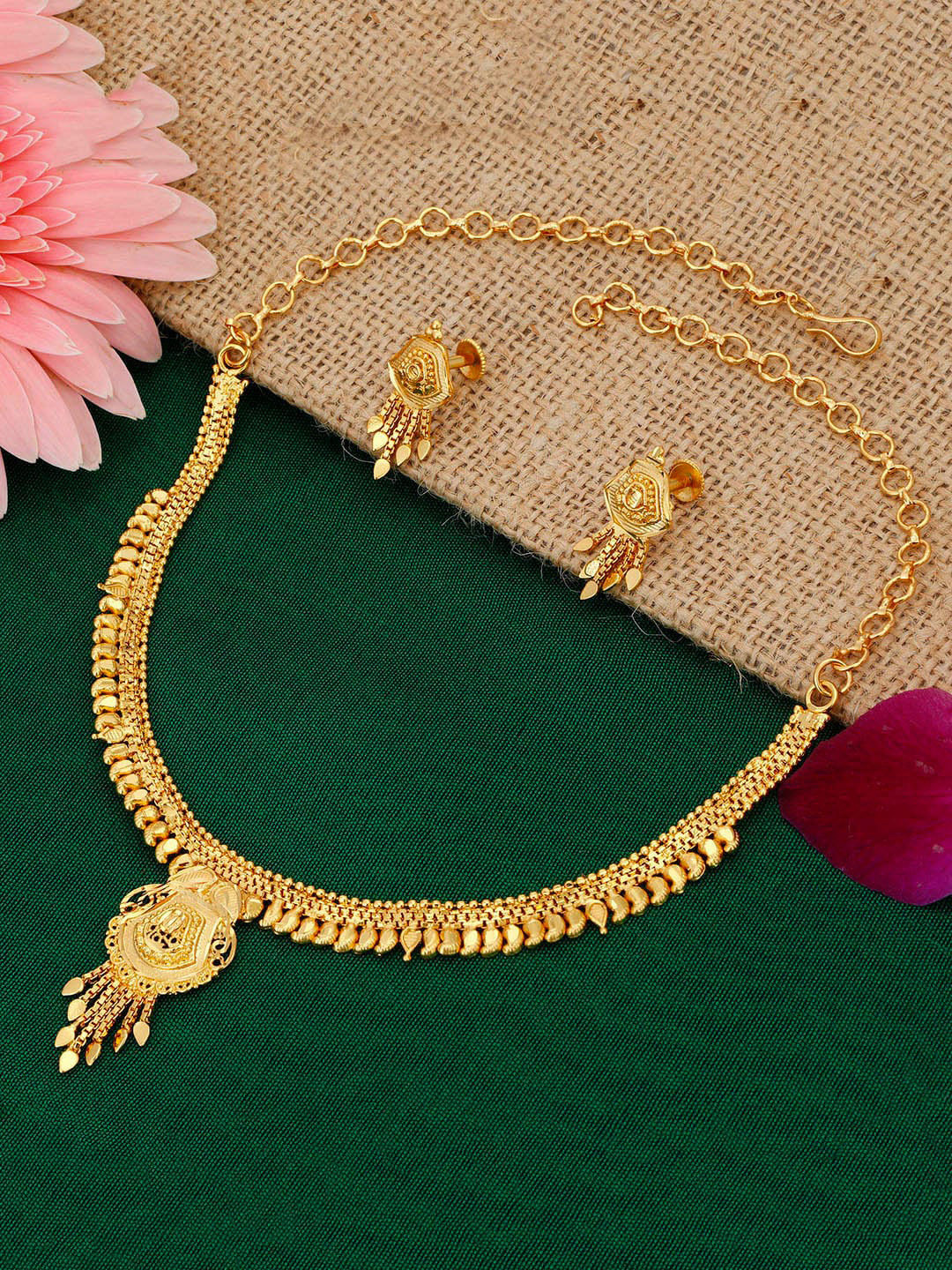 

Sukkhi 24 Carat Gold-Plated Gleaming Jewellery Set