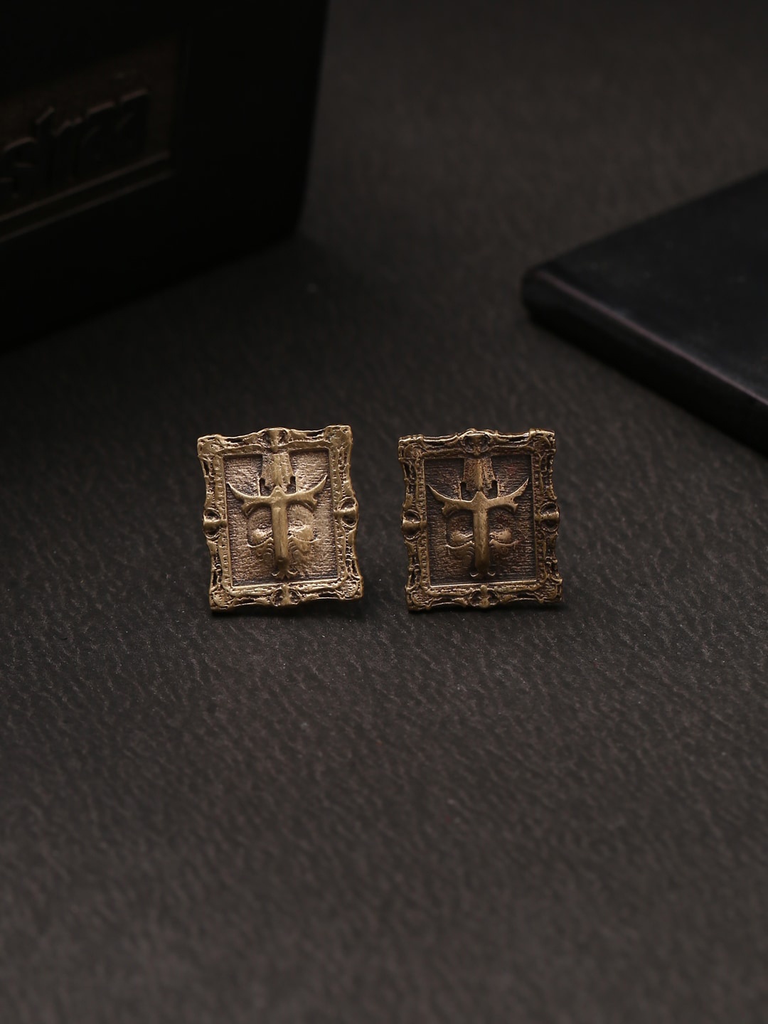 

COSA NOSTRAA Men Antique Gold-Toned Shield Collar Tips Accessory Gift Set