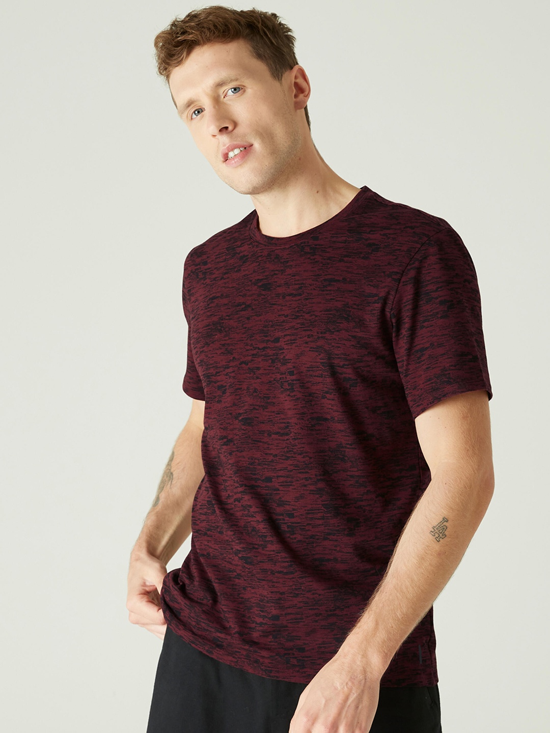 

Domyos By Decathlon Men Maroon & Black Abstract Print Cotton T-Shirt