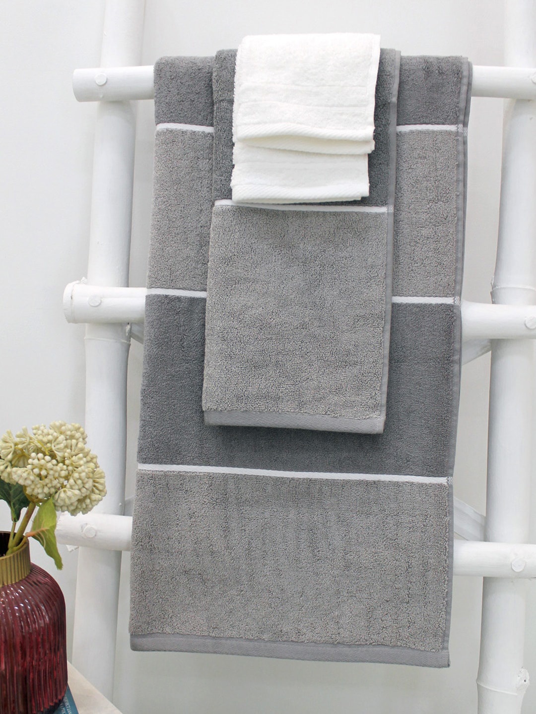 

AVI Living Set Of 4 Grey & White Solid 550 GSM Towels Set