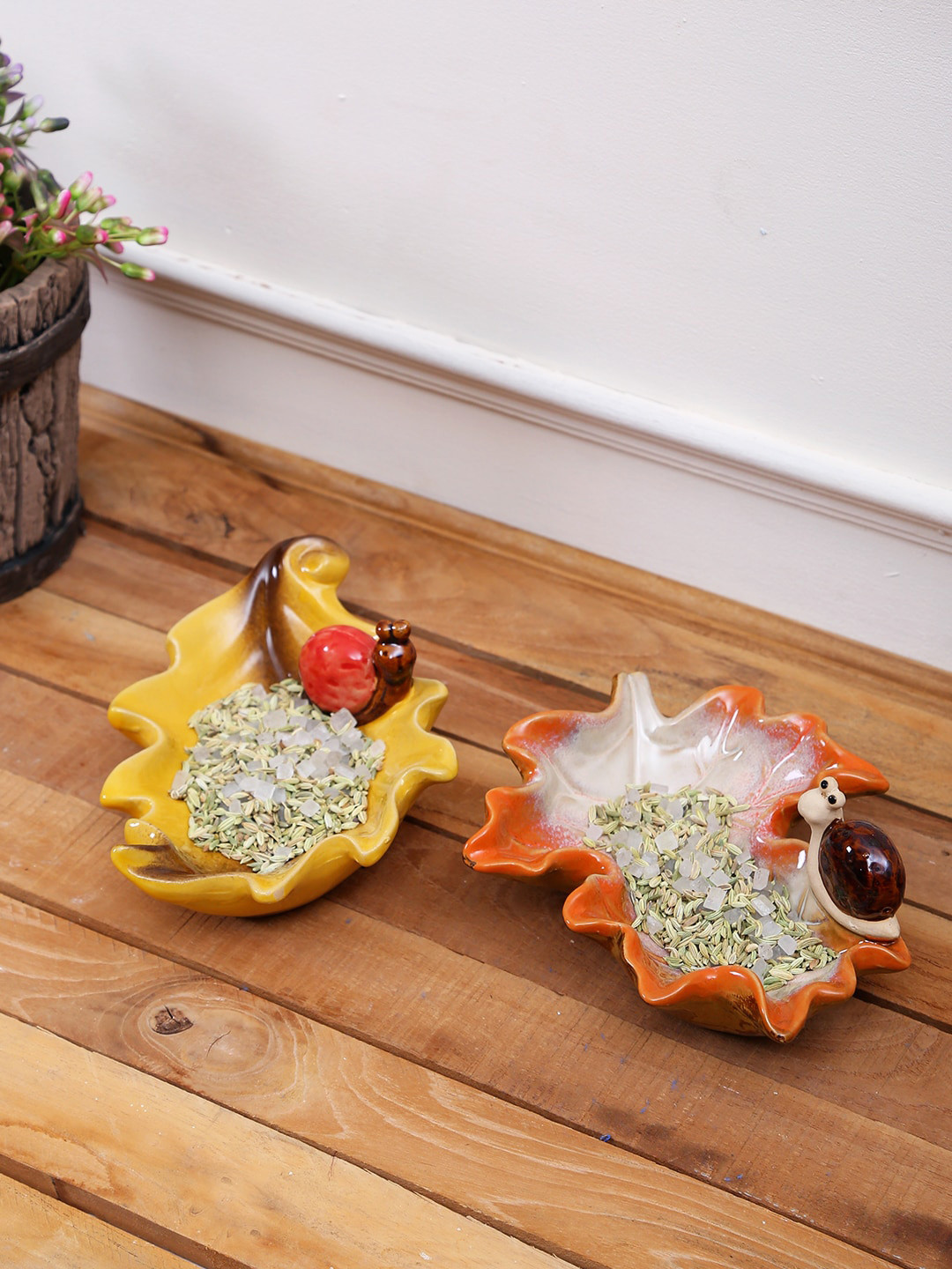 

TAYHAA Unisex Set Of 2 Yellow & Orange Tray Ceramic Showpiece