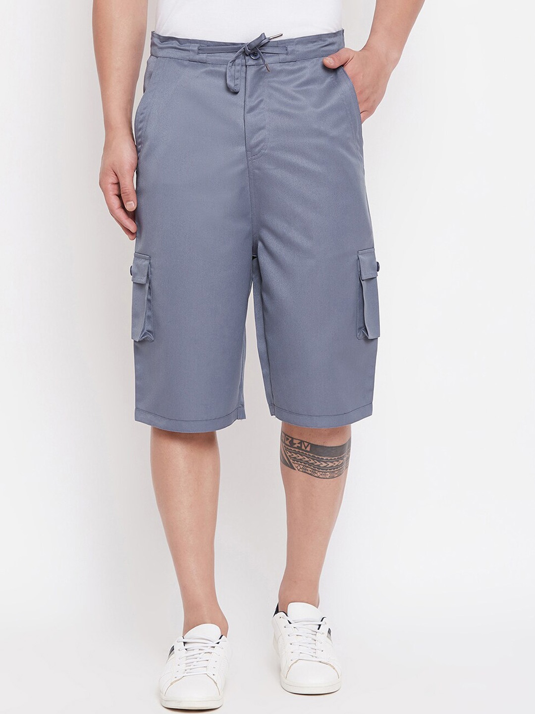 

Hypernation Men Grey Solid Regular Fit Cargo Shorts