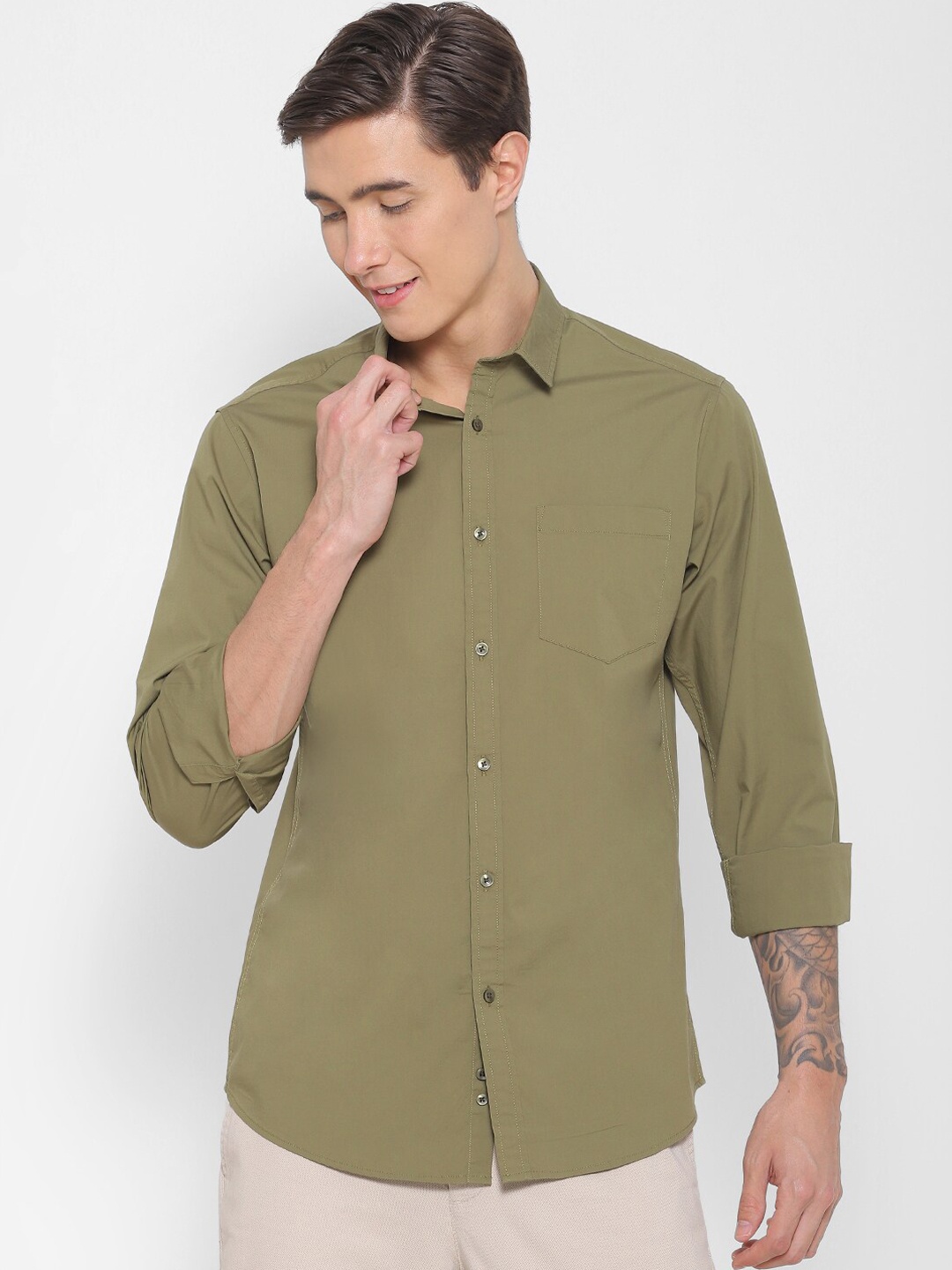 

FOREVER 21 Men Olive Green Slim Fit Solid Casual Shirt
