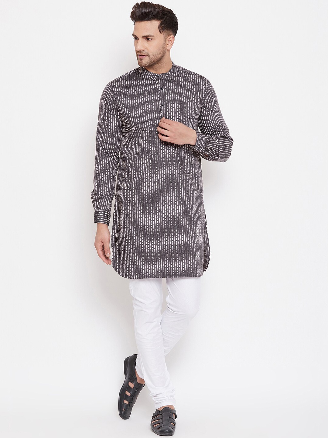 

Hypernation Men Charcoal Grey & Off White Geometric Printed Kurta