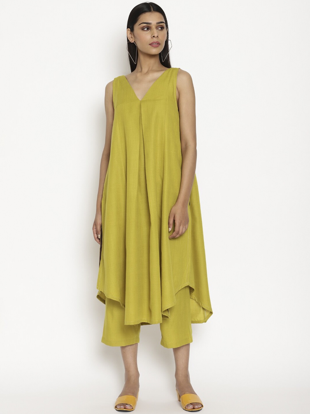 

trueBrowns Women Lime Green Solid Kurta with Trousers & Dupatta