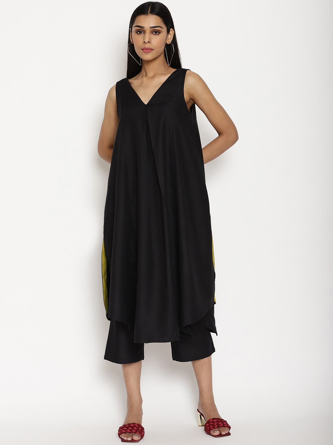 

trueBrowns Women Black Solid Kurta with Trousers