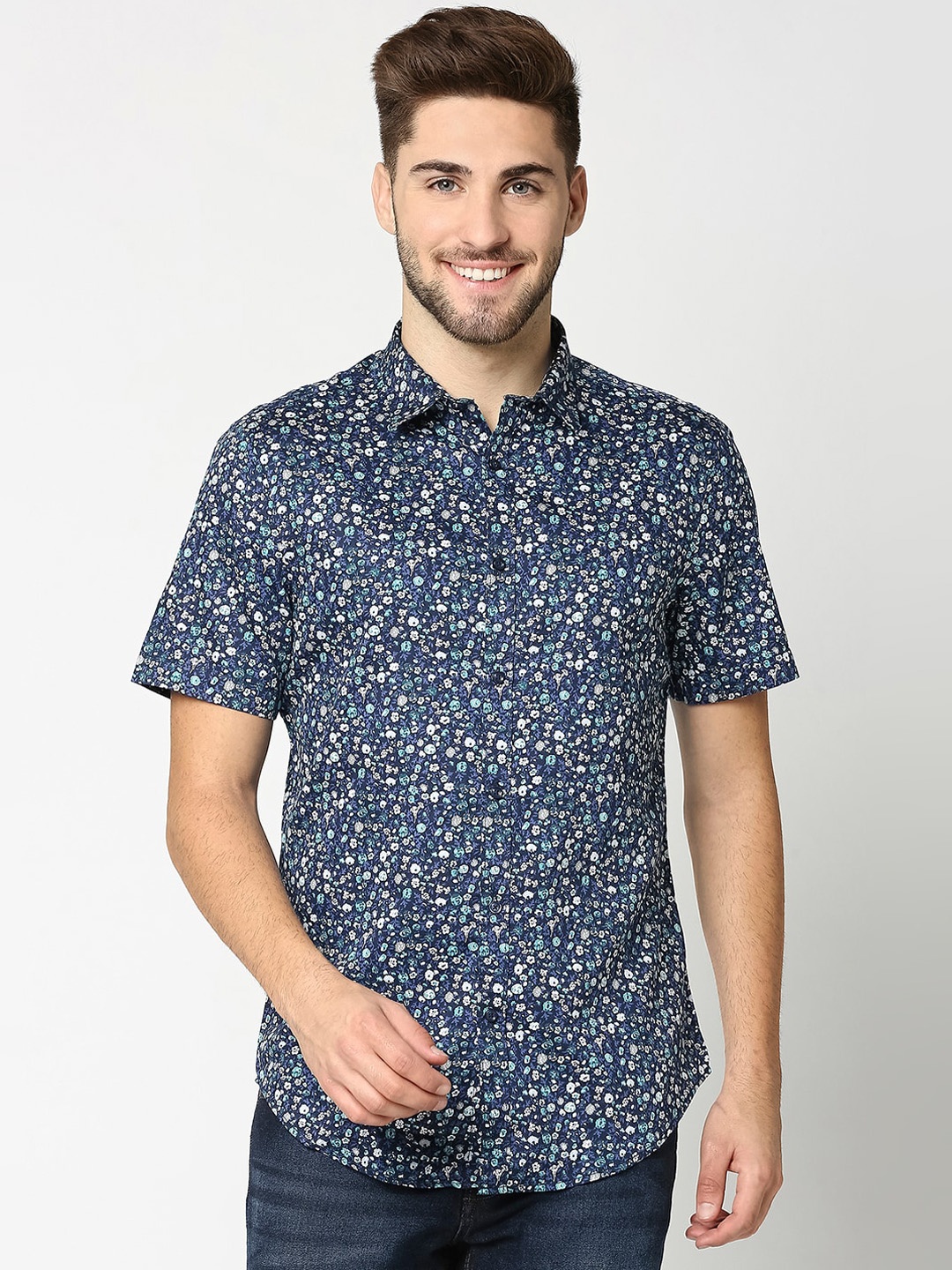 

Bewakoof Men Blue & White Regular Fit Printed Pure Cotton Casual Shirt