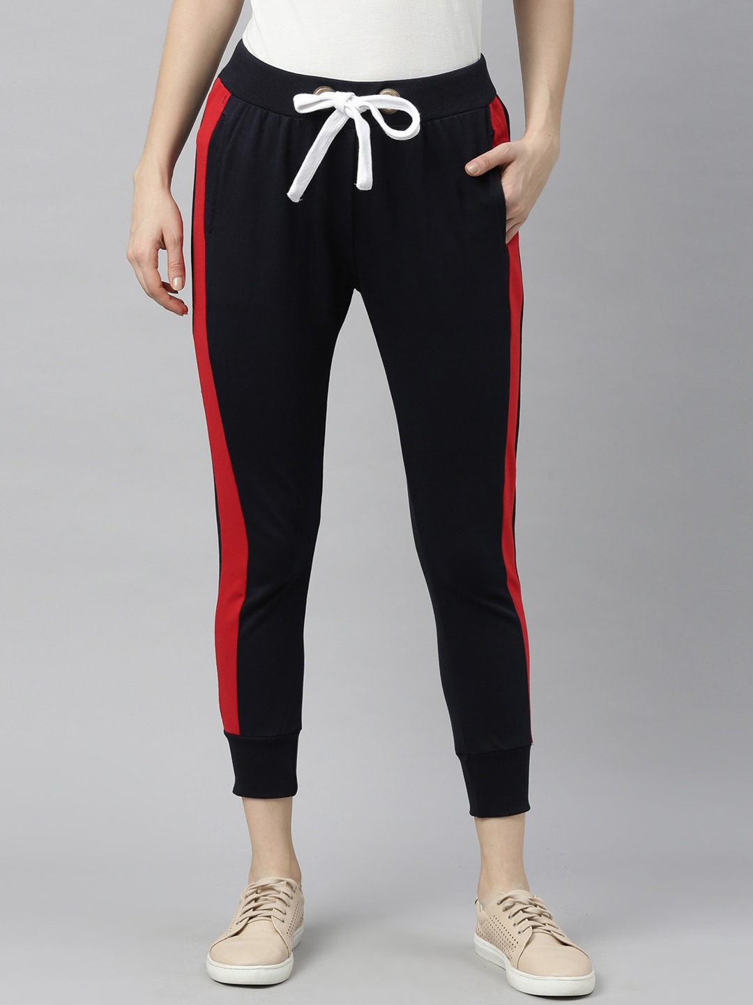 

Bushirt Women Navy Blue & Red Pure Cotton Solid Slim-Fit Cropped Joggers