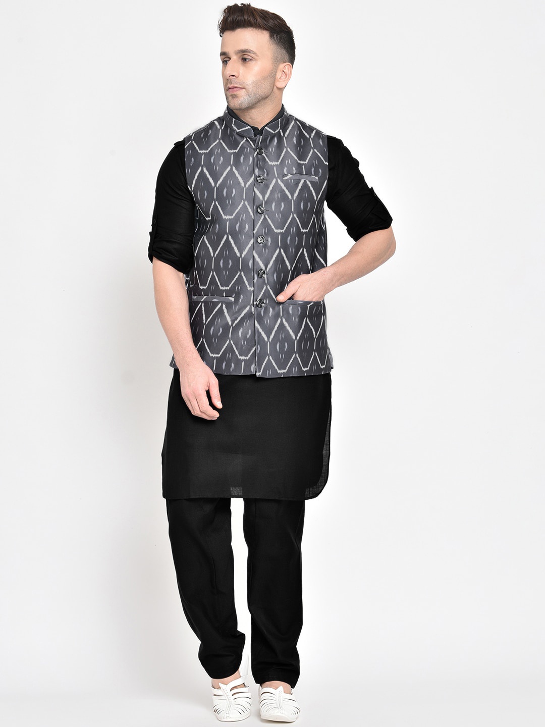 

Hangup Men Grey & Black Solid Kurta with Salwar & Nehru Jacket
