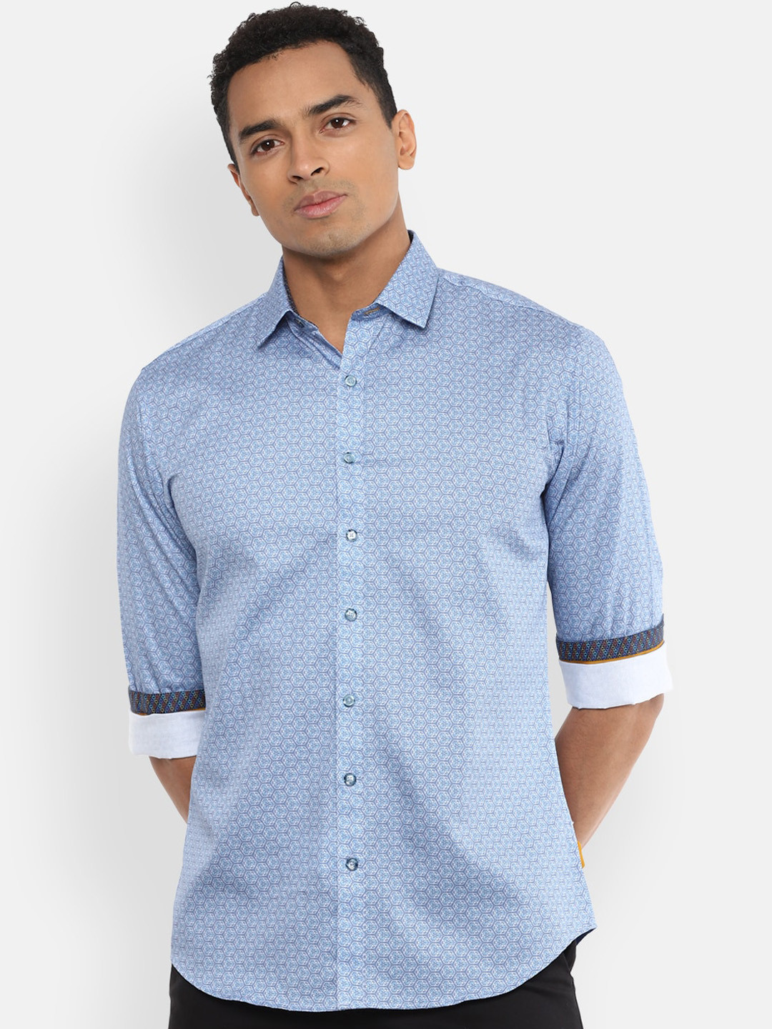 

V Dot Men Blue & White Pure Cotton Slim Fit Printed Casual Shirt