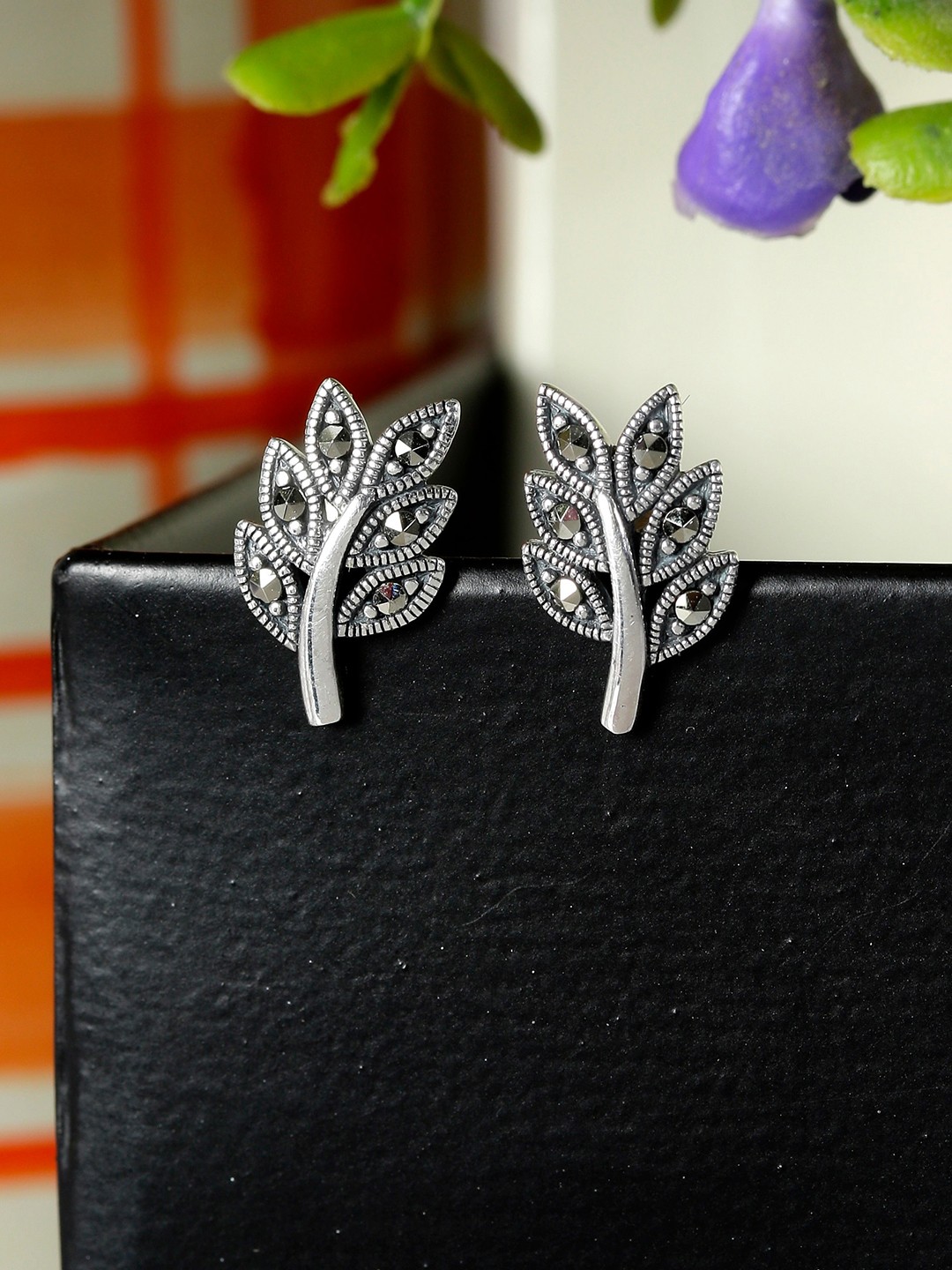 

GIVA 925 Sterling Silver Oxidised Leaf Earrings