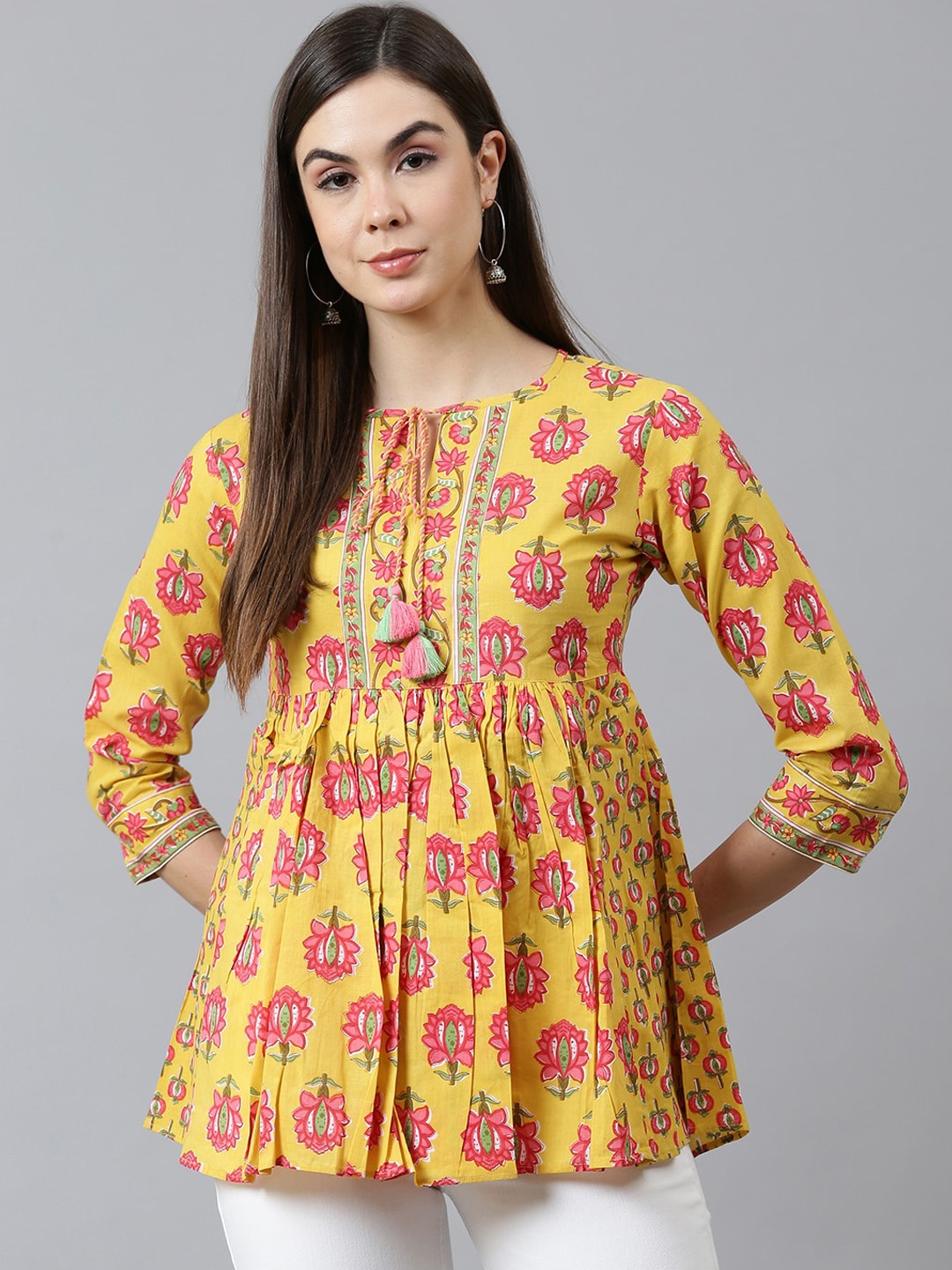 

QOMN Yellow & Pink Floral Printed Tie-Up Neck Pure Cotton Empire Top