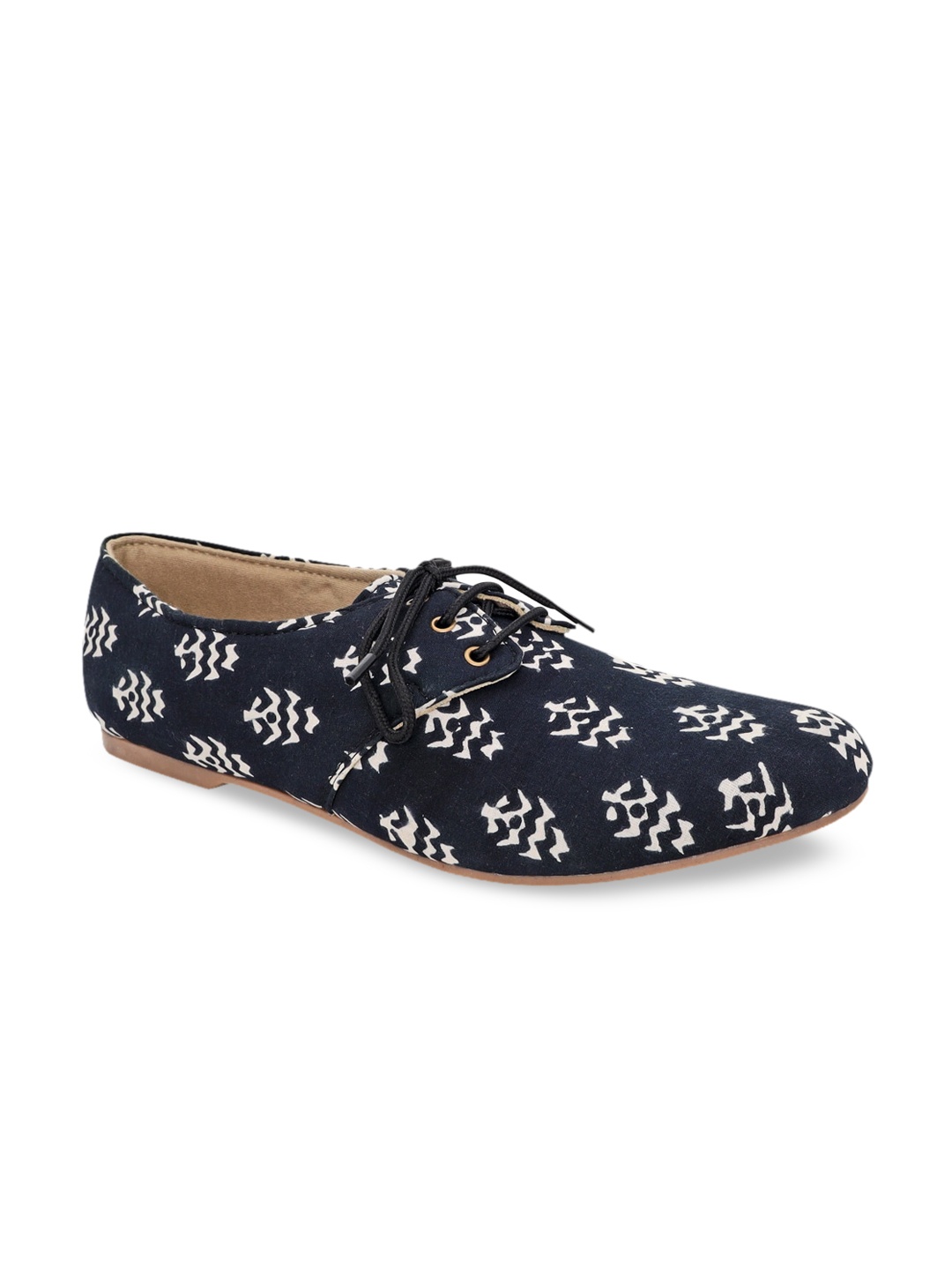 Kanvas Women Black & White Printed Oxfords