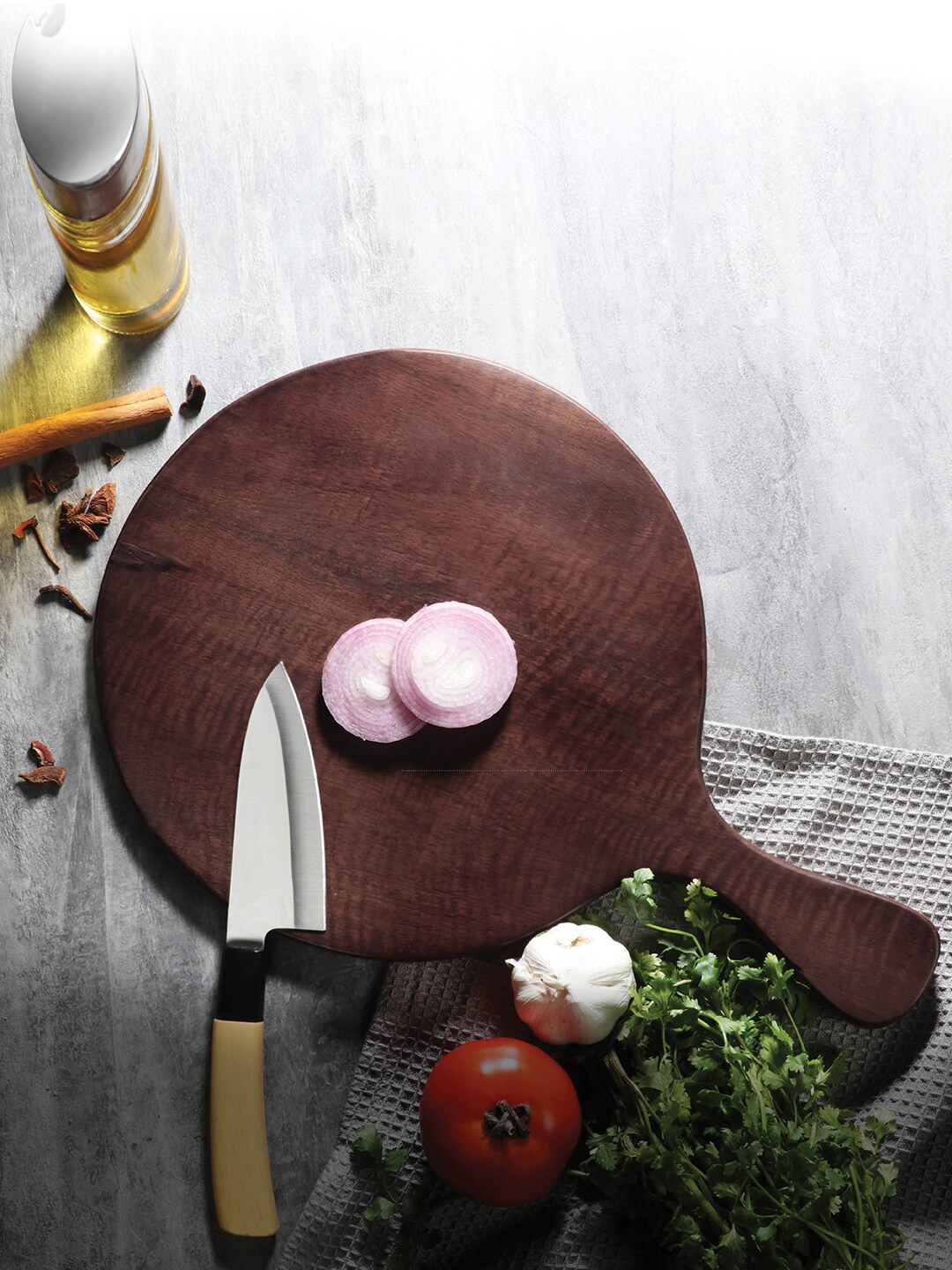 

WOODSMYTHS Brown Solid Walnut Stained Mangowood Chopping Board With Grip Handle