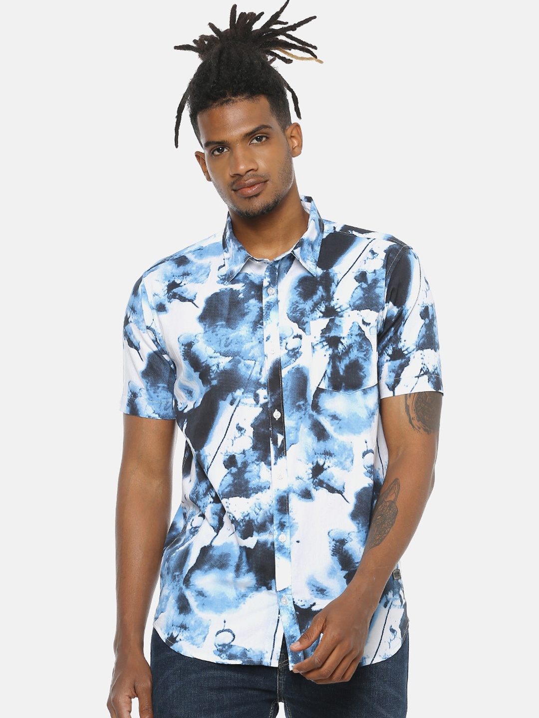 

Campus Sutra Men Off-White & Navy Blue Regular Fit Printed Casual Shirt