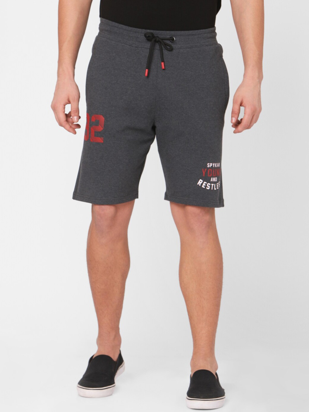 

SPYKAR Men Grey & Red Printed Pure Cotton Slim Fit Regular Shorts