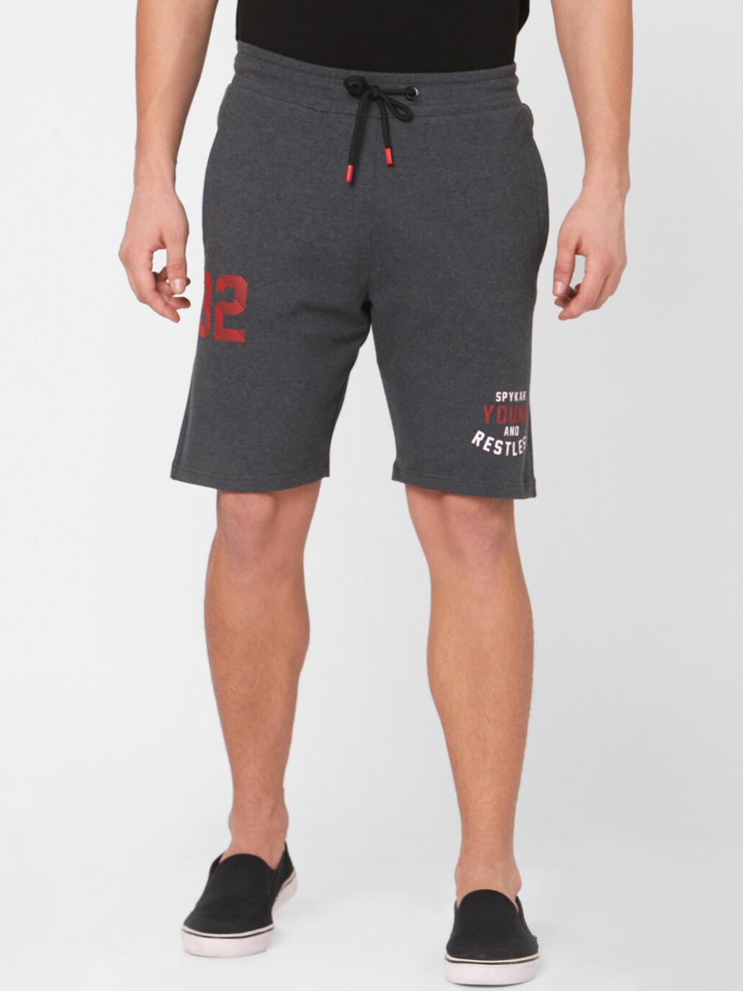 

SPYKAR Men Grey & Red Printed Pure Cotton Slim Fit Regular Shorts