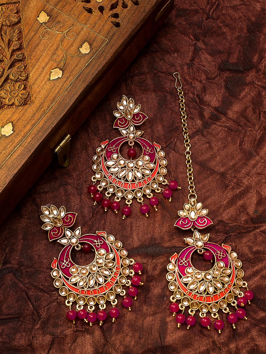 

aadita Pink & Orange Gold-Plated Kundan Studded Maang Tika & Earrings Set