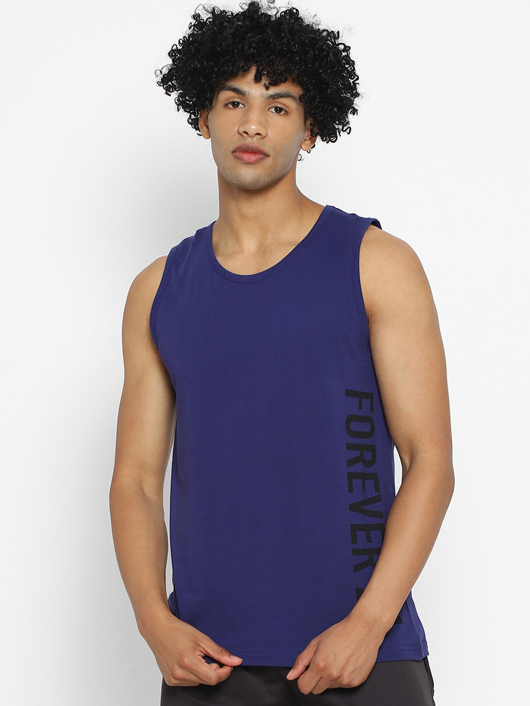 

FOREVER 21 Men Blue & Black Solid 160 GSM Innerwear Vest 59024501