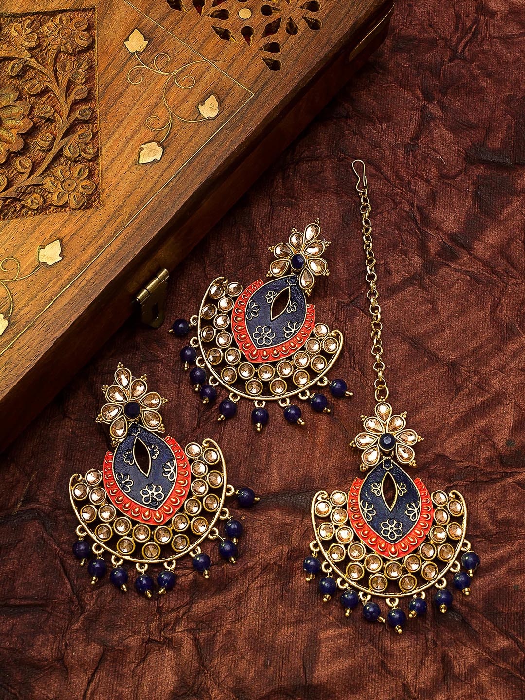 

aadita Navy Blue & Red Gold-Plated Kundan Studded Maang Tika & Earrings Set