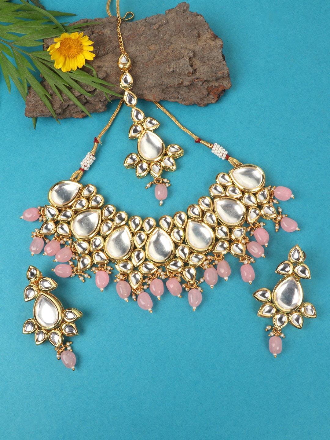 

JEWELS GEHNA Gold-Plated White & Pink Kundan-Studded Beaded Vilandi Traditional Jewellery Set