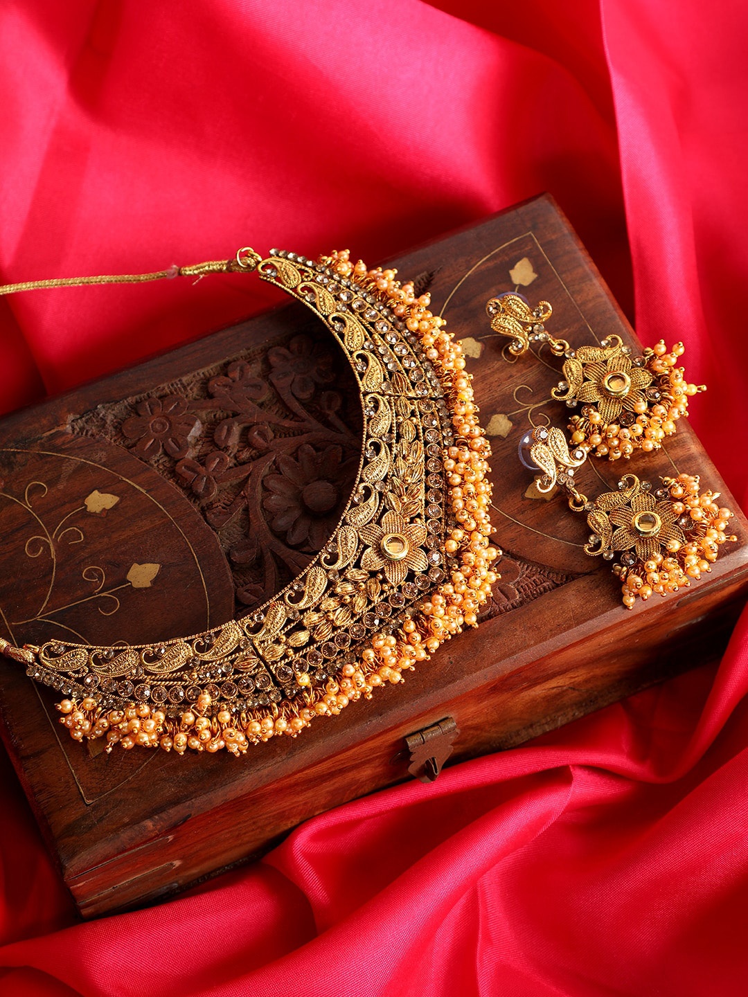 

ANIKAS CREATION Cream-Coloured Antique Gold-Plated Beaded Handcrafted Jewellery Set