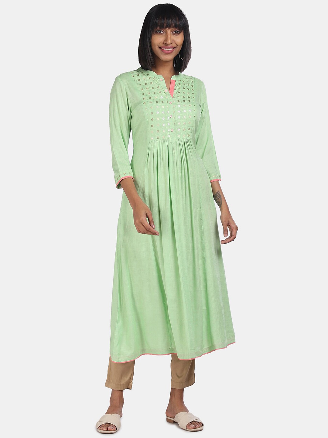 

Anahi Women Green Embroidered Flared Sleeves Kurta