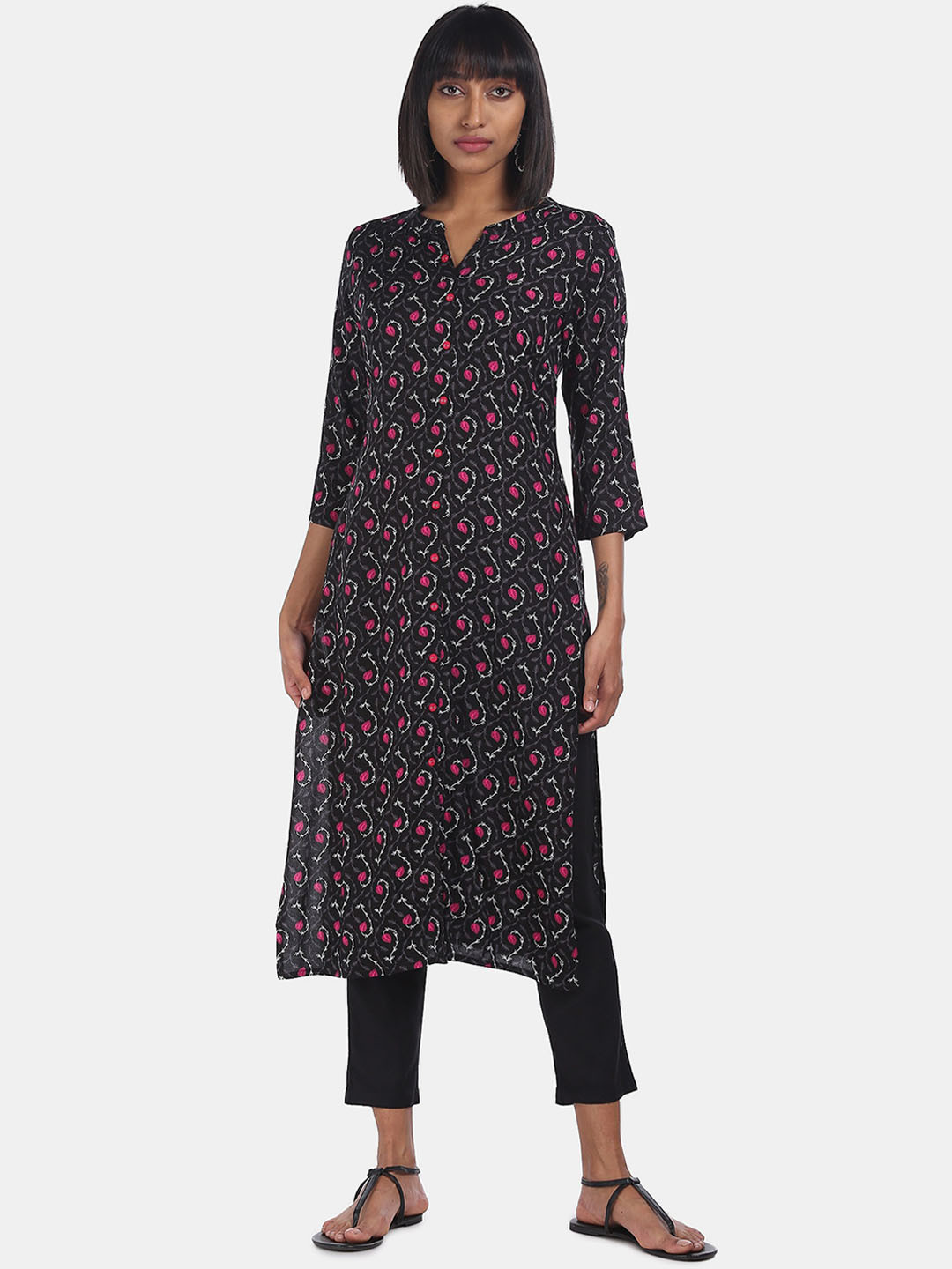 

Karigari Women Black & Pink Floral Printed Kurta