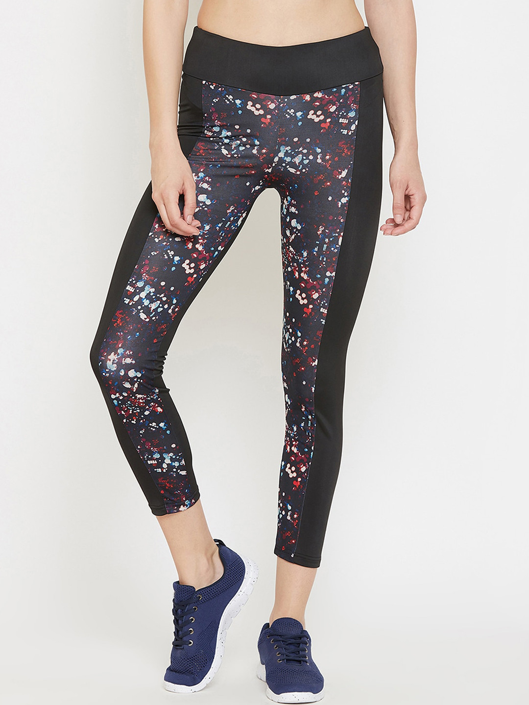 

Clovia Women Black & White Printed Sports Crop Tights