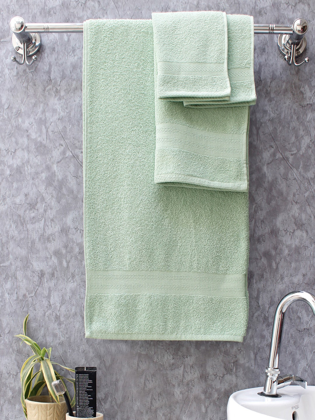 

AVI Living Set Of 4 Green Solid Quick Dry 400 GSM Anti-Microbial Towel Set