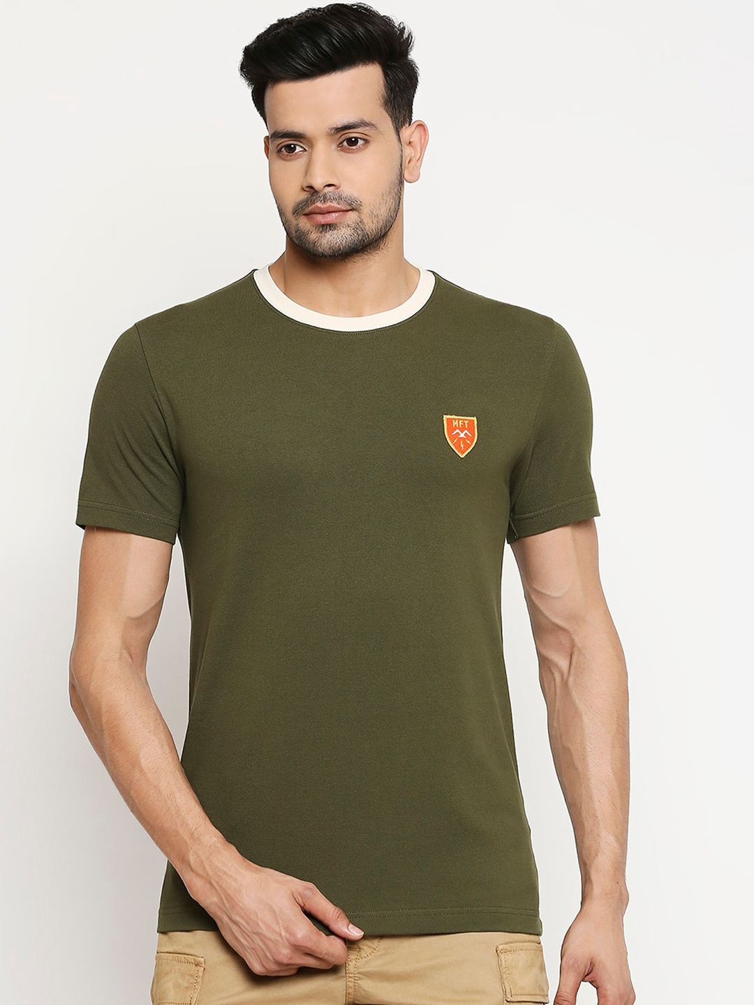 

Mufti Men Olive Green Solid Round Neck T-shirt