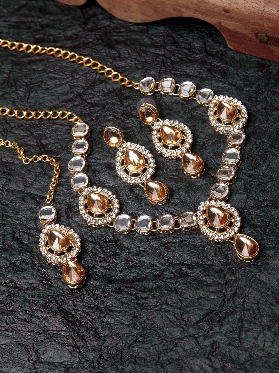 

ANIKAS CREATION Yellow Gold-Plated Kundan-Studded Jewellery Set